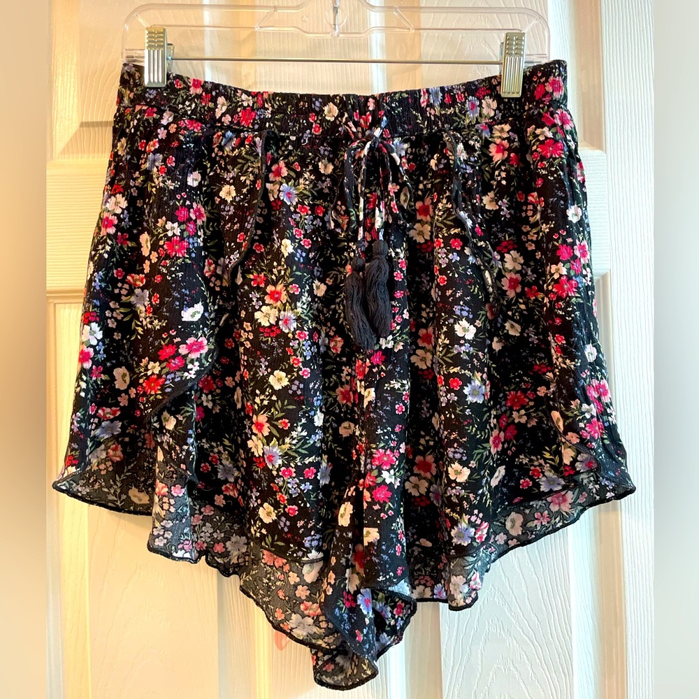 American Eagle Outfitters floral shorts. Black. XL. Elastic waist.